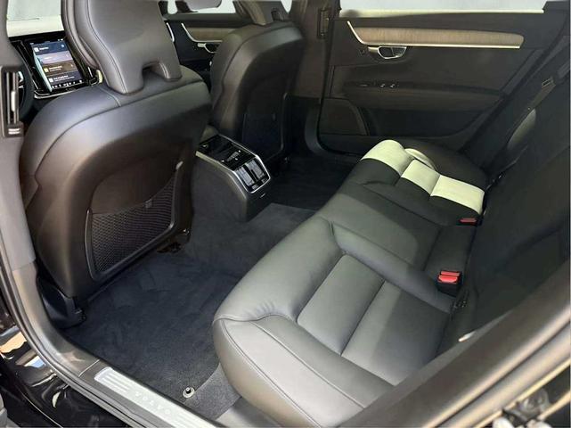 Photo of 2024 Onyx Black Metallic Volvo S90
