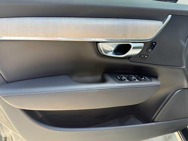 Photo of 2024 Onyx Black Metallic Volvo S90
