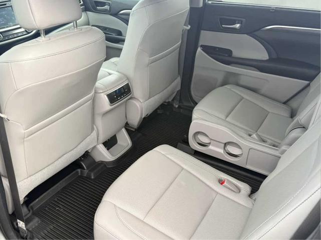 Photo of 2018 Celestial Silver Metallic Toyota Highlander