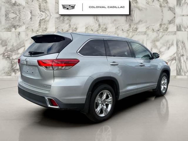 Photo of 2018 Celestial Silver Metallic Toyota Highlander