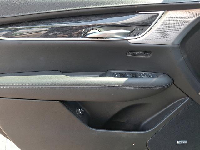 Photo of 2022 Crystal White Tricoat Cadillac XT5