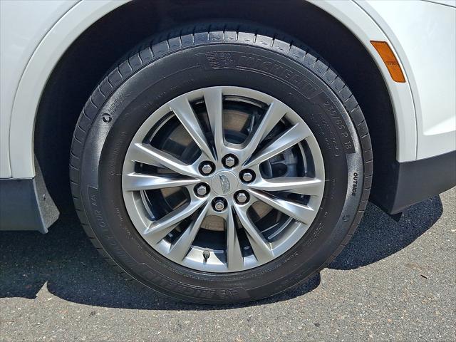 Photo of 2022 Crystal White Tricoat Cadillac XT5