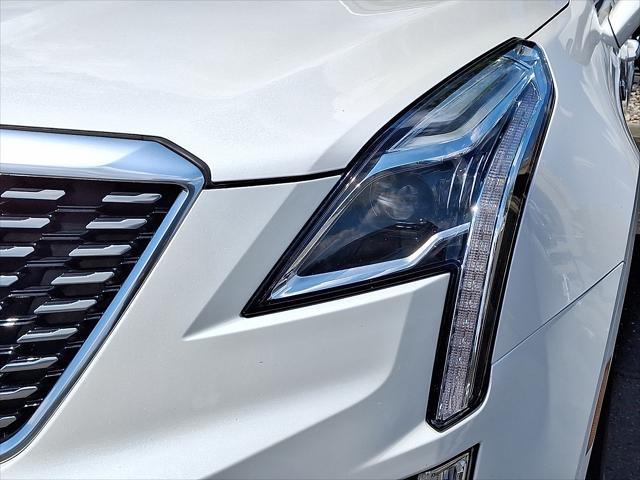 Photo of 2022 Crystal White Tricoat Cadillac XT5