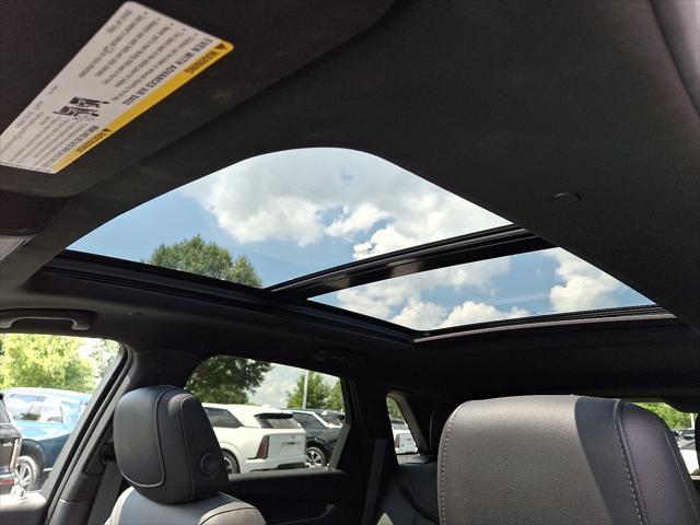 Photo of 2022 Crystal White Tricoat Cadillac XT5