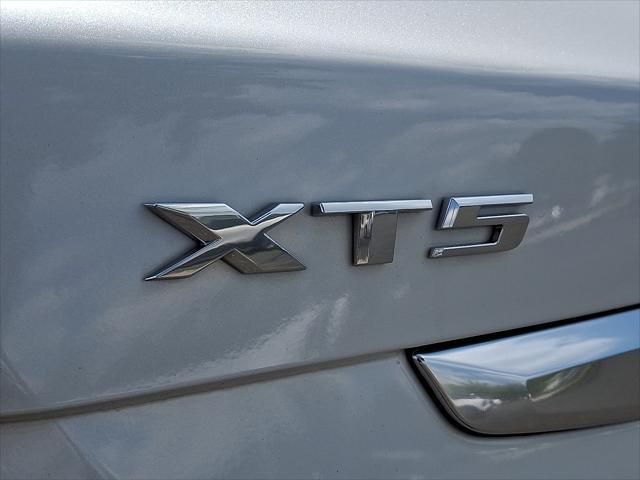 Photo of 2022 Crystal White Tricoat Cadillac XT5