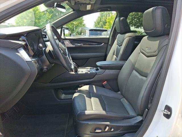 Photo of 2022 Crystal White Tricoat Cadillac XT5