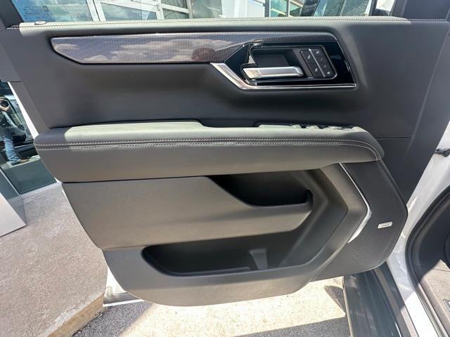 Photo of 2025 Summit White GMC Yukon