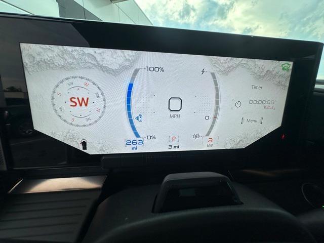 Photo of 2025 White GMC HUMMER EV Pickup