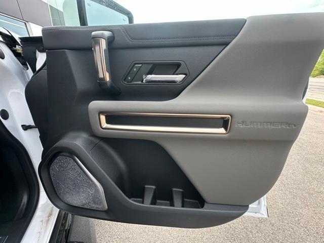Photo of 2025 White GMC HUMMER EV Pickup
