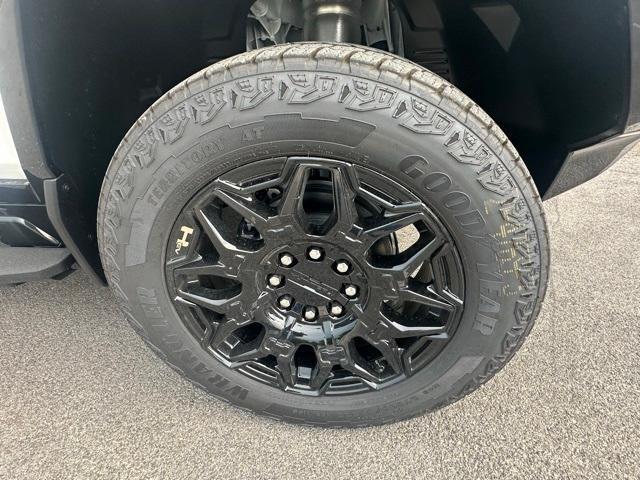 Photo of 2025 White GMC HUMMER EV Pickup