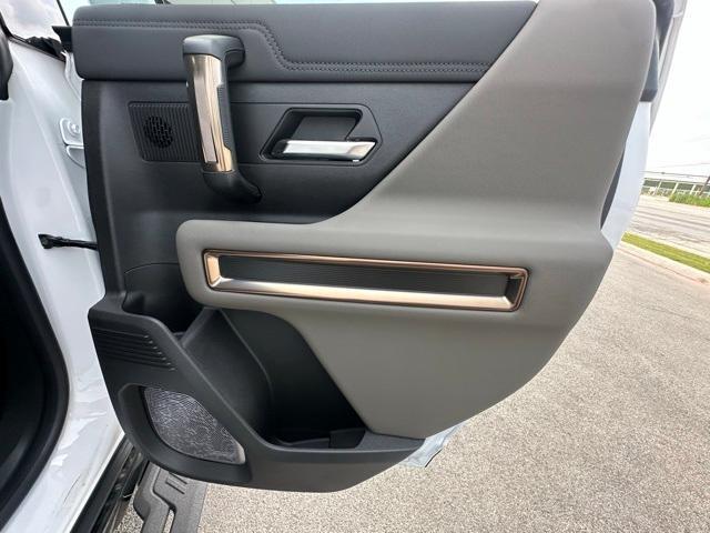 Photo of 2025 White GMC HUMMER EV Pickup