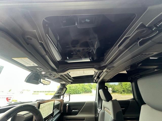 Photo of 2025 White GMC HUMMER EV Pickup