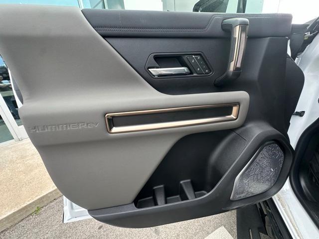 Photo of 2025 White GMC HUMMER EV Pickup