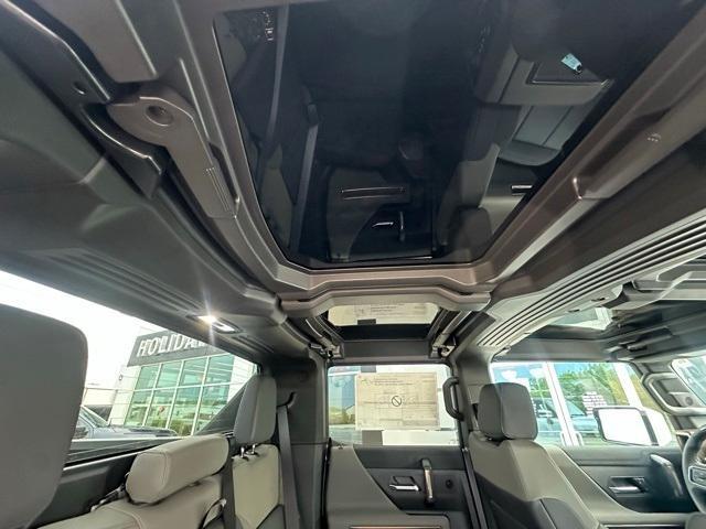 Photo of 2025 White GMC HUMMER EV Pickup