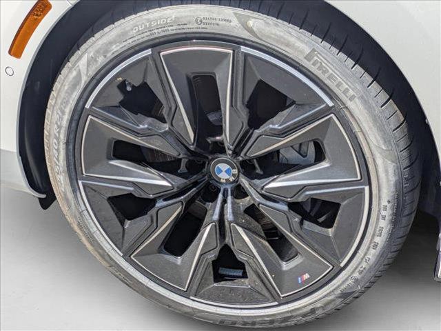 Photo of 2025 Mineral White Metallic BMW i7