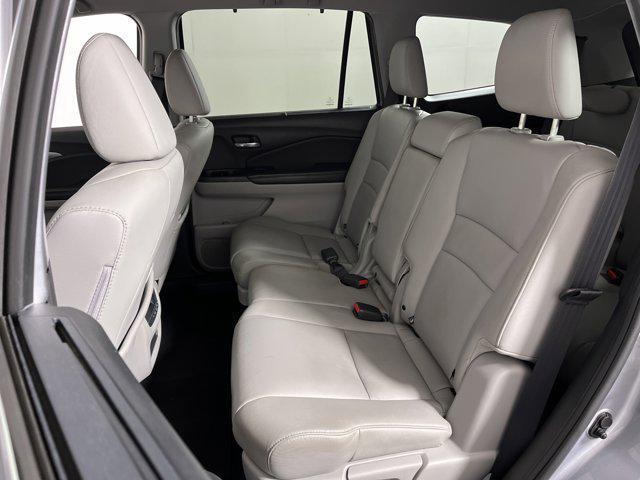 Photo of 2021 Gray Honda Pilot