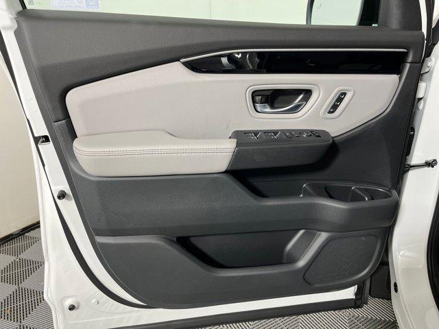Photo of 2025 Platinum White Pearl Honda Pilot