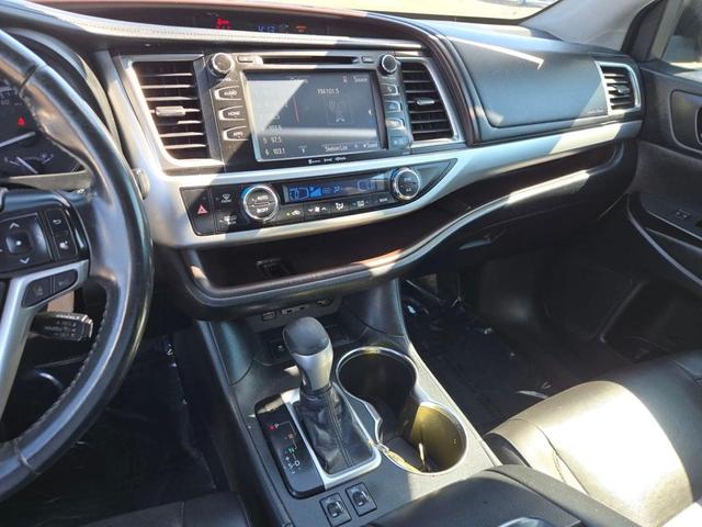 Photo of 2019 Midnight Black Metallic Toyota Highlander