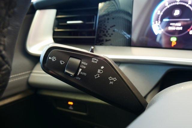 Photo of 2025 Opal White W/Black Roof Volkswagen Tiguan