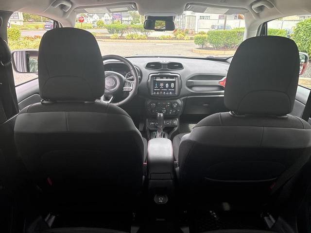 Photo of 2023 Alpine White Clearcoat Jeep Renegade