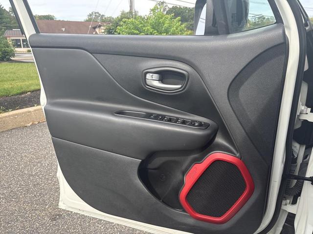 Photo of 2023 Alpine White Clearcoat Jeep Renegade