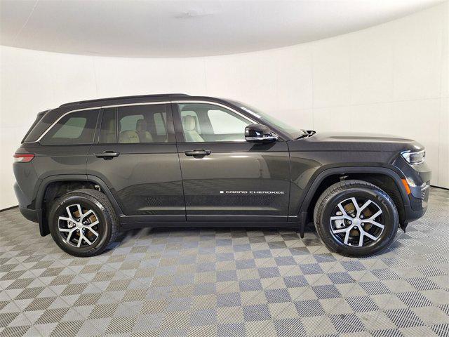 Photo of 2024 Rocky Mountain Pearlcoat Jeep Grand Cherokee