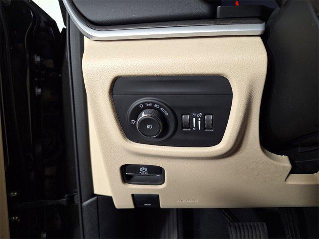 Photo of 2024 Rocky Mountain Pearlcoat Jeep Grand Cherokee