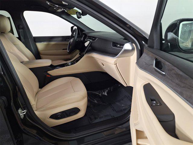Photo of 2024 Rocky Mountain Pearlcoat Jeep Grand Cherokee