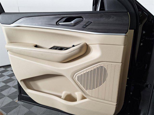 Photo of 2024 Rocky Mountain Pearlcoat Jeep Grand Cherokee