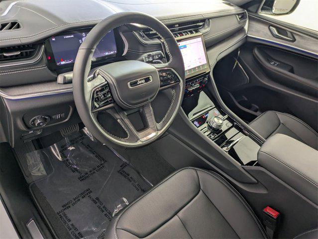 Photo of 2025 Bright White Clearcoat Jeep Grand Cherokee