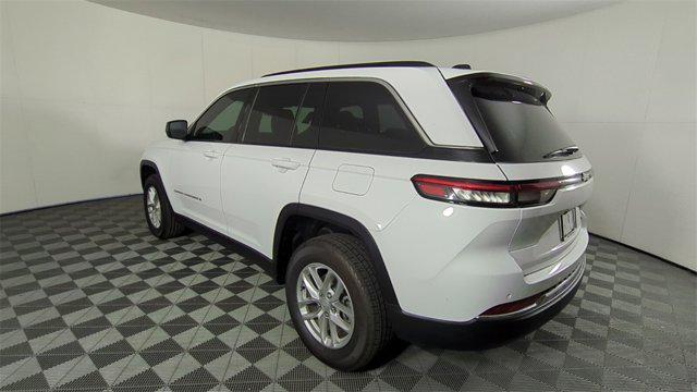 Photo of 2025 Bright White Clearcoat Jeep Grand Cherokee