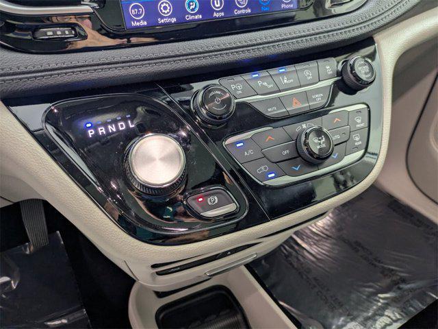 Photo of 2019 Bright White Clearcoat Chrysler Pacifica