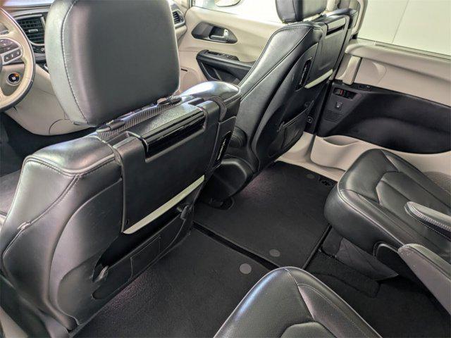 Photo of 2019 Bright White Clearcoat Chrysler Pacifica