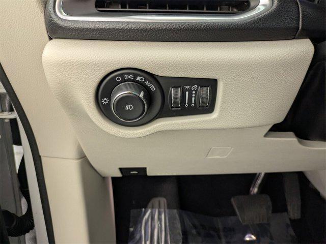 Photo of 2019 Bright White Clearcoat Chrysler Pacifica