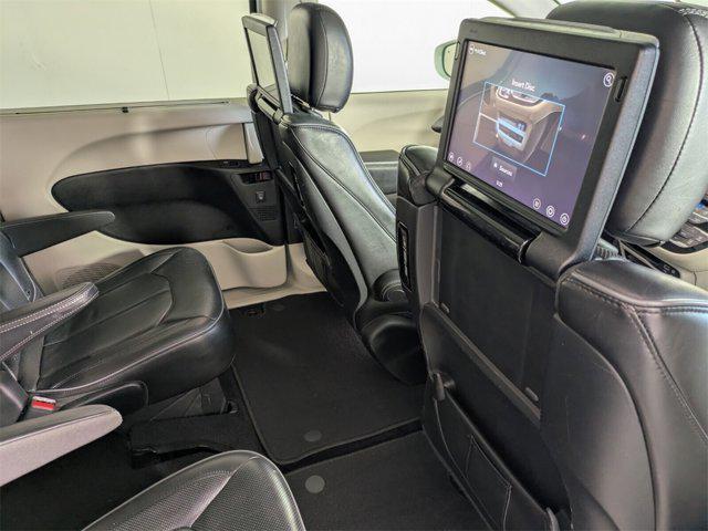 Photo of 2019 Bright White Clearcoat Chrysler Pacifica