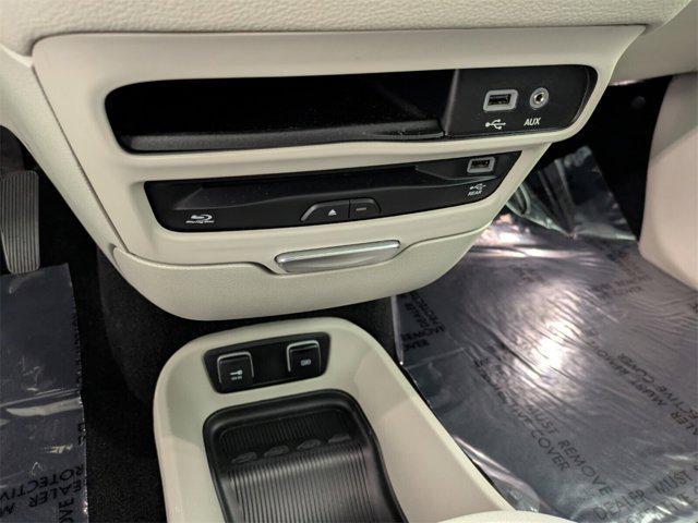 Photo of 2019 Bright White Clearcoat Chrysler Pacifica