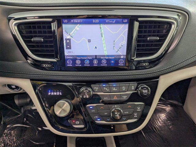 Photo of 2019 Bright White Clearcoat Chrysler Pacifica