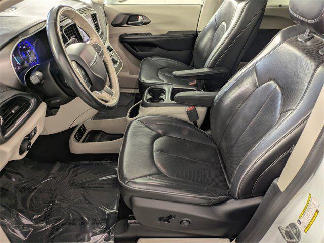 Photo of 2019 Bright White Clearcoat Chrysler Pacifica