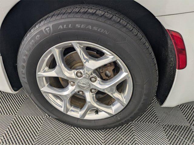 Photo of 2019 Bright White Clearcoat Chrysler Pacifica