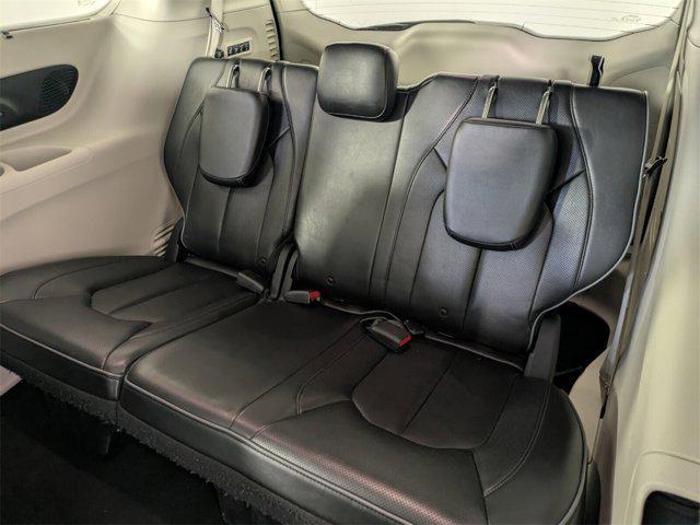 Photo of 2019 Bright White Clearcoat Chrysler Pacifica