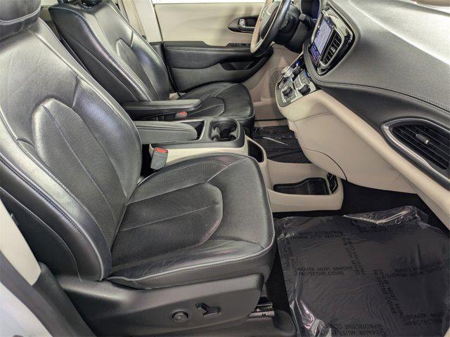 Photo of 2019 Bright White Clearcoat Chrysler Pacifica