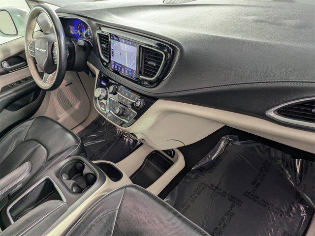 Photo of 2019 Bright White Clearcoat Chrysler Pacifica