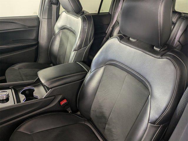 Photo of 2024 Diamond Black Crystal Pearlcoat Jeep Grand Cherokee