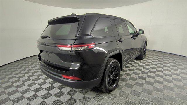 Photo of 2024 Diamond Black Crystal Pearlcoat Jeep Grand Cherokee