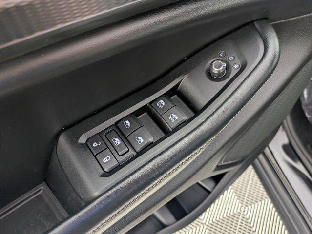 Photo of 2024 Diamond Black Crystal Pearlcoat Jeep Grand Cherokee