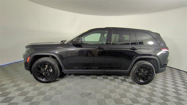 Photo of 2024 Diamond Black Crystal Pearlcoat Jeep Grand Cherokee