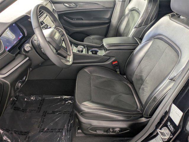 Photo of 2024 Diamond Black Crystal Pearlcoat Jeep Grand Cherokee