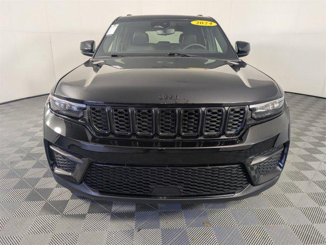 Photo of 2024 Diamond Black Crystal Pearlcoat Jeep Grand Cherokee