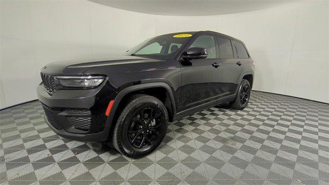 Photo of 2024 Diamond Black Crystal Pearlcoat Jeep Grand Cherokee