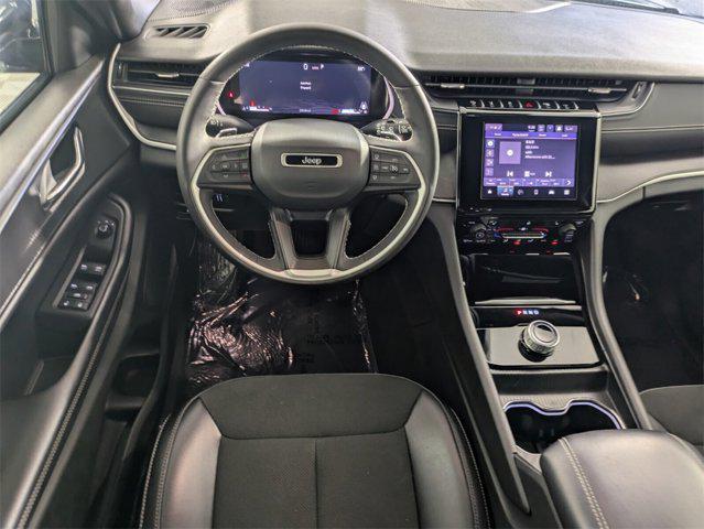 Photo of 2024 Diamond Black Crystal Pearlcoat Jeep Grand Cherokee